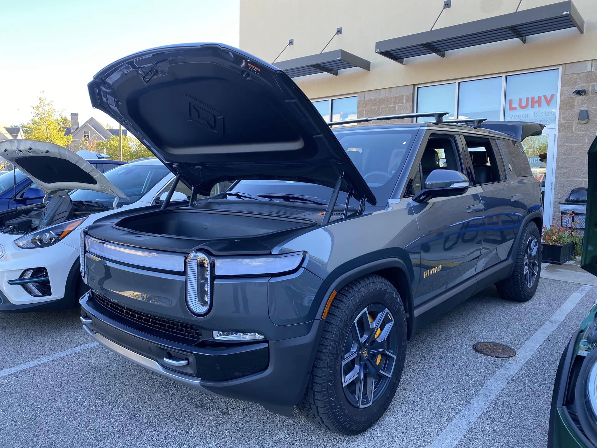 20220924_DTFEV_NDEW_Area3StoreSide-Rivian_R1S-EV_ChristelChessnoe_Ambler-PA